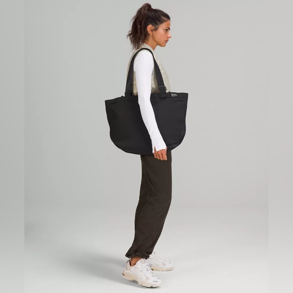 SALE: lululemon tote - Picture 5 of 7